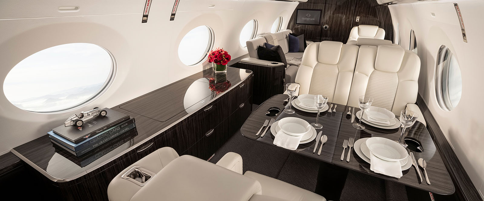 G500 interior showing elegant dining for four