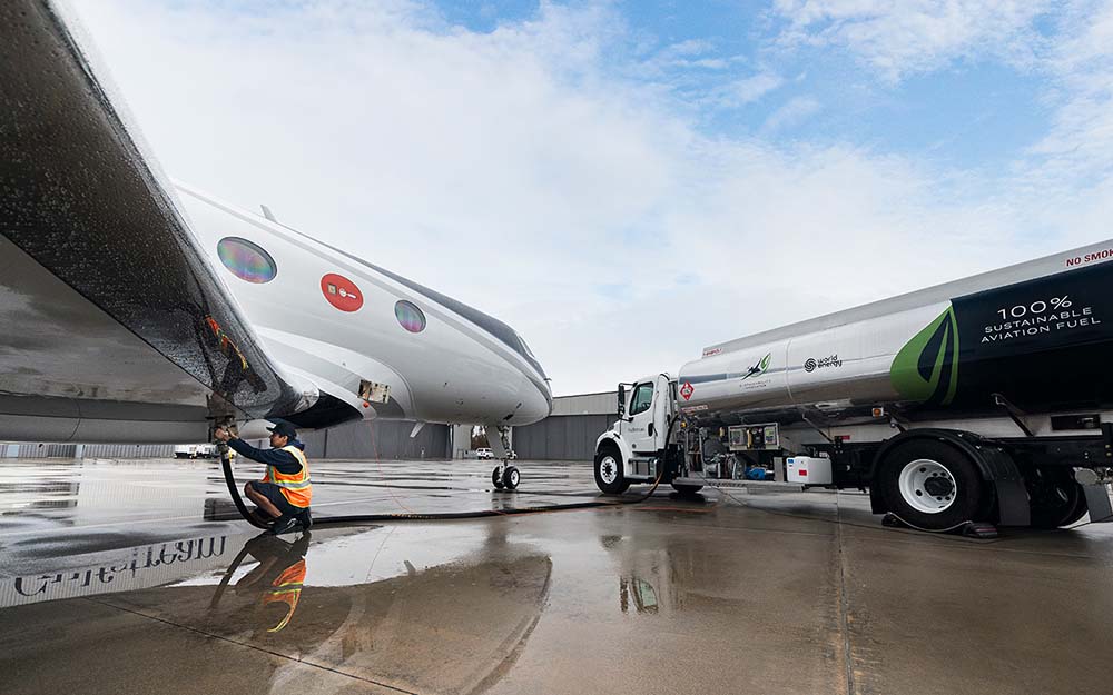 An employee fuels a Gulfstream G600 with SAF fuel prior to its record-breaking flight across the Atlantic.
