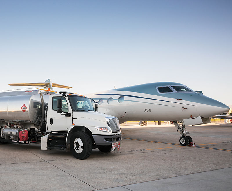 A Gulfstream employee fuels a G650 with SAF fuel.